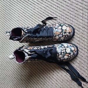 Black combat boots flowers with ribbon laces for girls. SELF ESTEEM  size 1